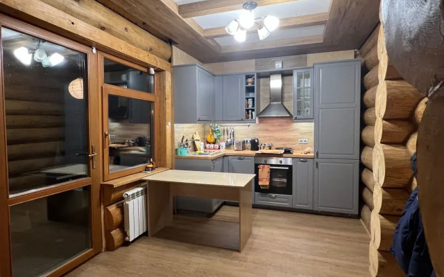 Uyutny dom v lesu u reki Private house