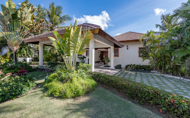 Luxury & Stunning Villa in Cocotal with Pool Villa