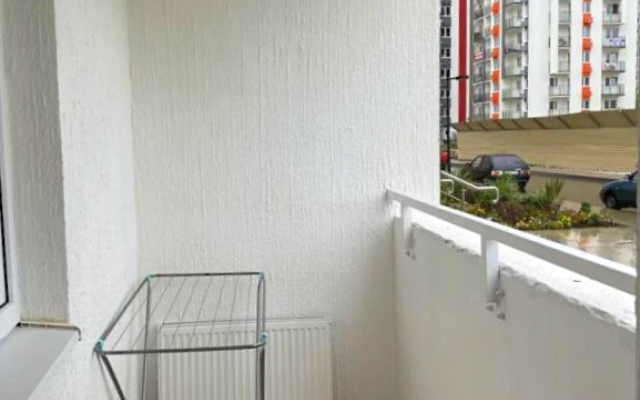 2/Well-appointed studio with mountain views