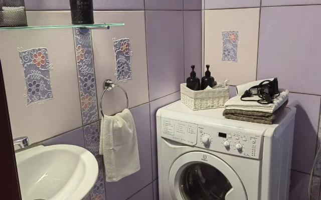Bolshaya Uyutnaya Dvukhkomnatnaya Kvartira Flat