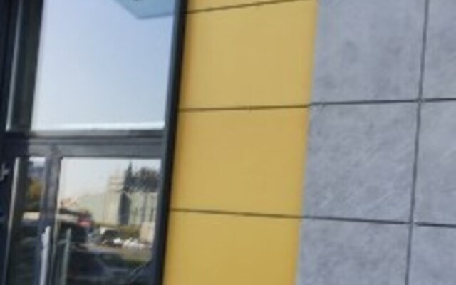 Novye U Metro Dlya 3 gostey Apartments