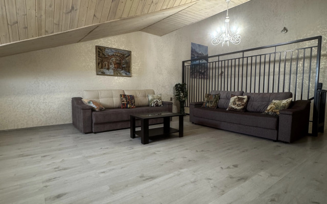 Pjatikomnatnyje V Taunkhause Na Bannom Apartments