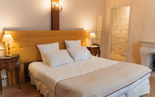 Отель Brit Hotel Chinon le Lion d'Or
