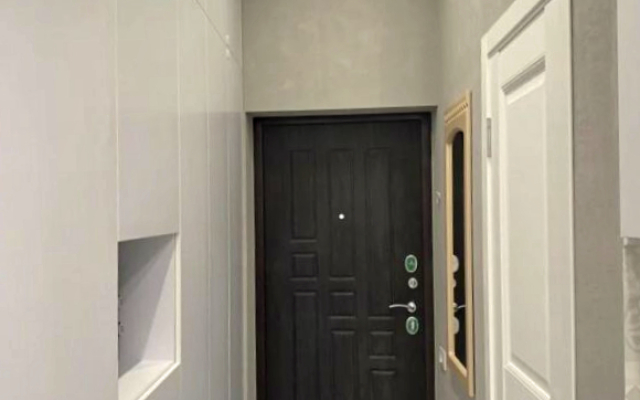 106/Modern studio with designer renovation