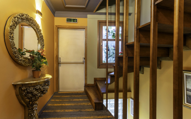 Wonder Wood Hotel