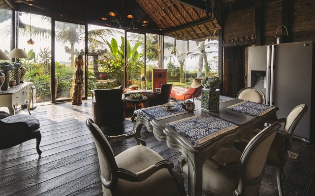 Absolute Beachfront Villa Laut