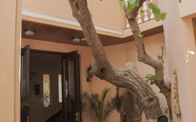 Hin Yerevantsi Hotel