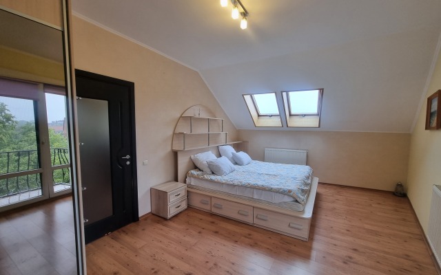 Dvukhurovnevaya Kvartira S Vidom Na More Apartments