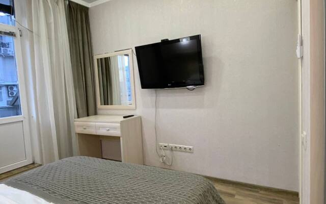 S dvumya spalnyami i balkonom Ajax Na Tyulpanov 41 Apartments