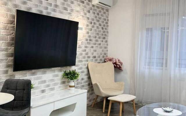 2-Kom S Balkonom Na Estonskoy 31 Flat