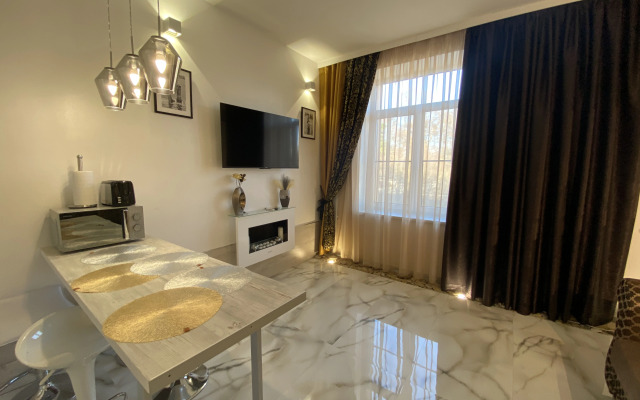 Апартаменты в современном стиле с камином