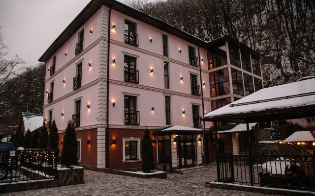 Troyka Apartments