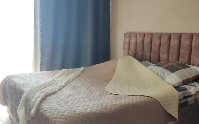 Квартира с Дизайнерским Ремонтом Недалеко от Центра Города и Аэропорта