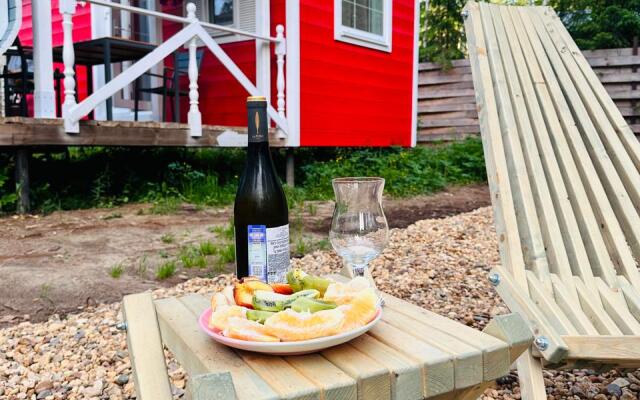 Siniy Domik V Lesu Na Zhivopisnoy Ulitse Glamping