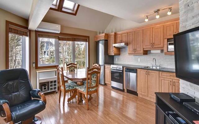 Bright Condo near the Lake Private House