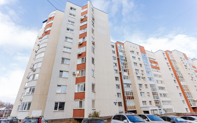 S Saunoy I Dzhakuzi V Tsentre Flat
