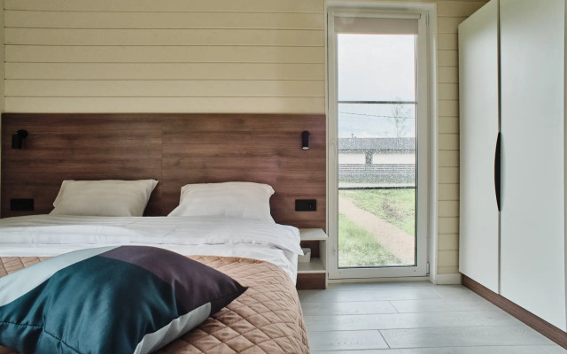 Частный дом с сауной, детской и спортивной площадкой