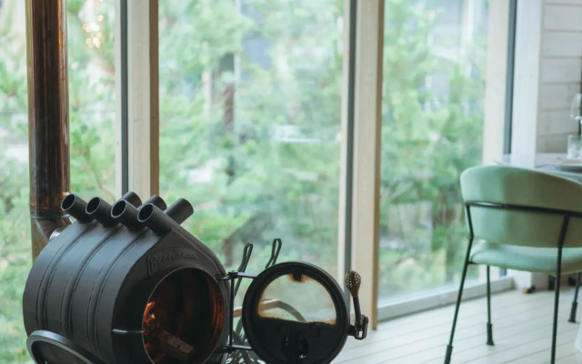 Частный дом с баней бочкой у воды и леса