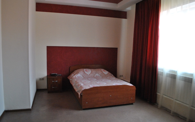 Двухместный номер Стандарт с диваном (общая ванная комната) — фото 3