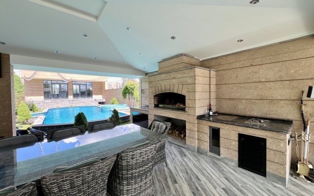 Luxury Villa With Pool and Jacuzzi