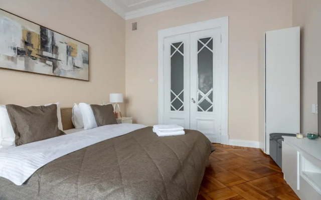 Apartments Uluchshennye S Dvumya Spalnyami I Balkonom