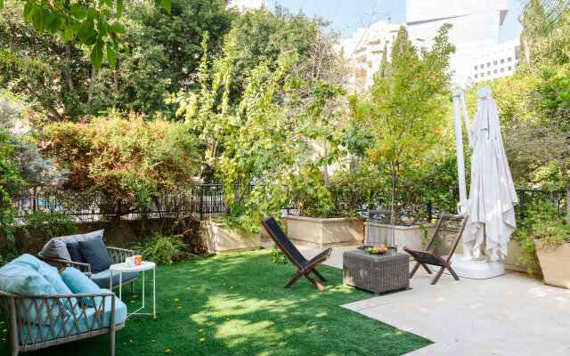 Вилла Private Pool & Garden in the City by FeelHome