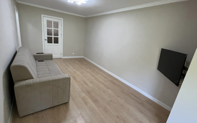 Uyutnaya Kvartira s Morem Cherez Dorogu Flat