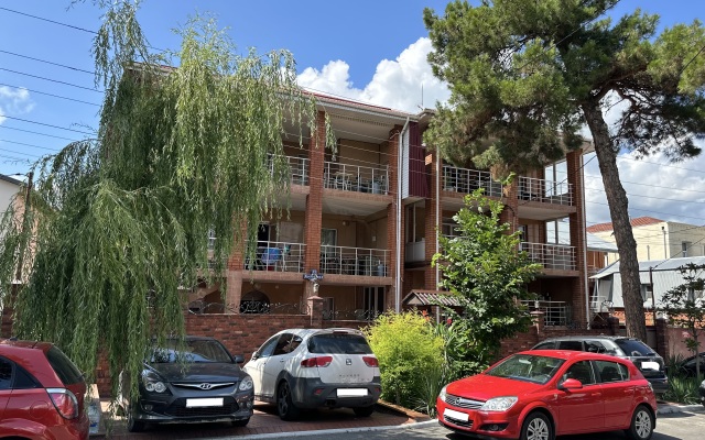 Otdykh U Alexandra Guest House