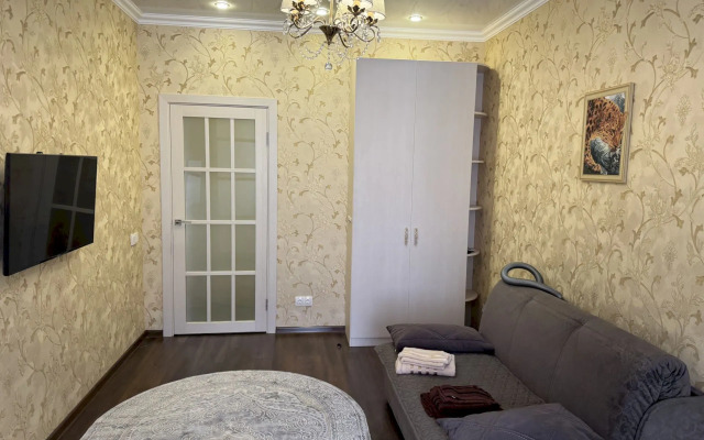 145 S Balkonom I Vitrazhnym Ostekleniem Flat