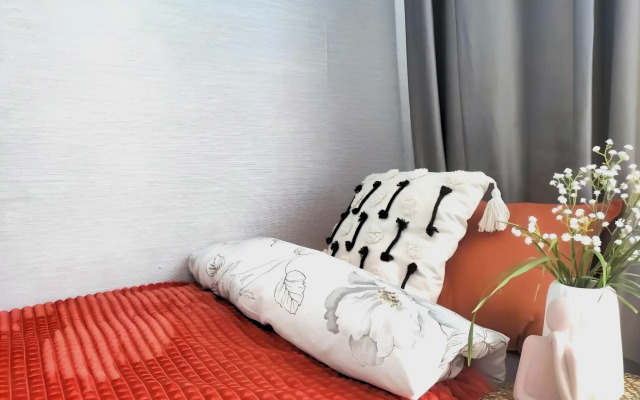 TatAparts oranzhevaya idilliya v sovremennoy studii Apartments