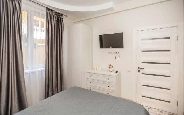 U Morya S Basseinom v ZhK Solnechnyij apt12 Apartment