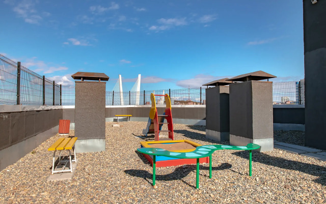 Апартаменты на высоком этаже, рядом с театром и мостом, недалеко от центра. Фастовская 29.