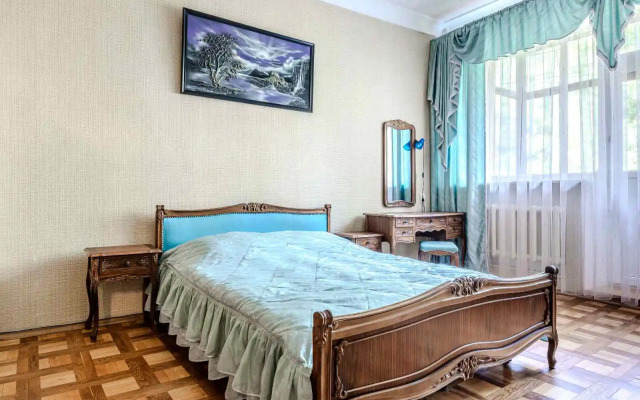 V Tikhom Tsentre Park Chelyuskintsev 4 Kom.kv. Flat