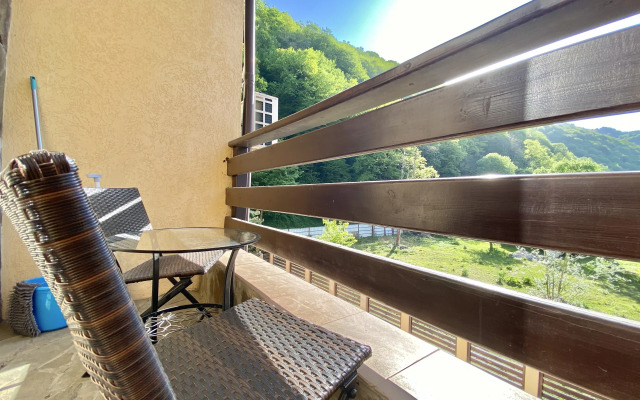 S Balkonom I Vidom Na Gory Apartment