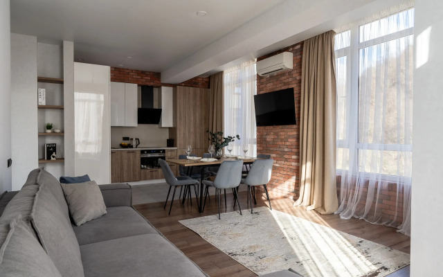 Bolshaya I Stilnaya S Vidom Na Gory Flat