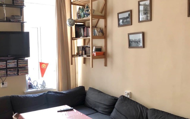 Old Flat Na Sovetskoy Hostel