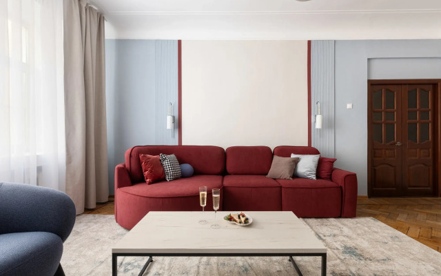 Квартира Четверка на Патриках в вишнёвых тонах