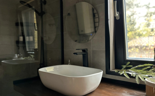 U Ozera S Terrasoy Sosnovy Dom Private house