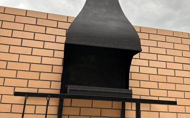 Частный дом с креслом качалкой