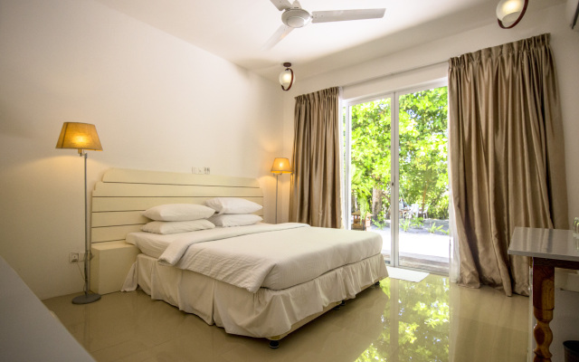 Отель Dhigurah Retreat Beach