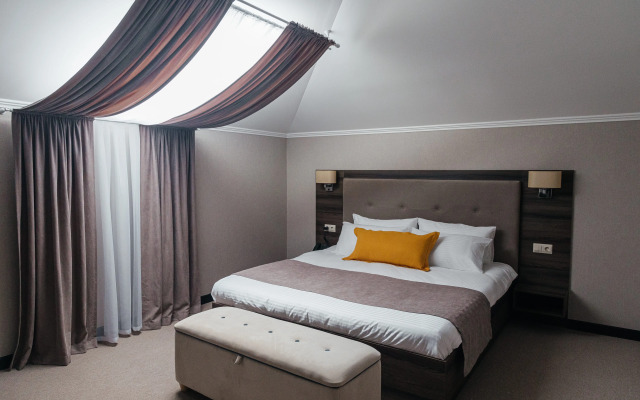 Отель Alex Royal