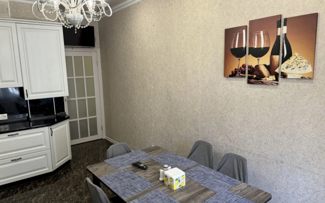 145 S Balkonom I Vitrazhnym Ostekleniem Flat