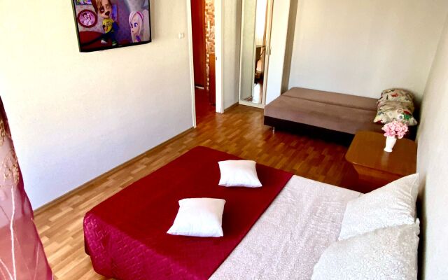 1-komnatnaya ryadom s aeroportom i j/d vokzalom Flat