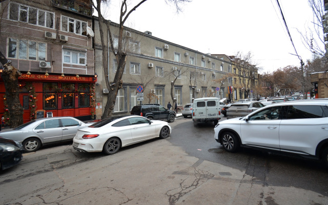 Trekhkomnatnaya v Tsentre Goroda Flat