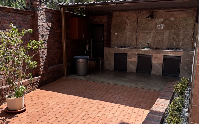 Otdykh U Alexandra Guest House