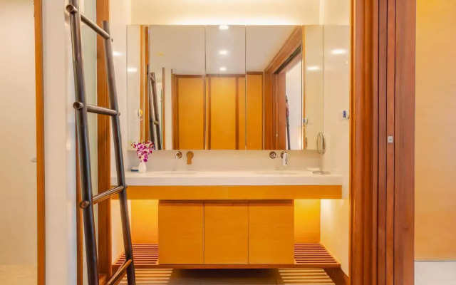 Elegant Beachfront 3Br Condo at Pearl of Naithon Apartments