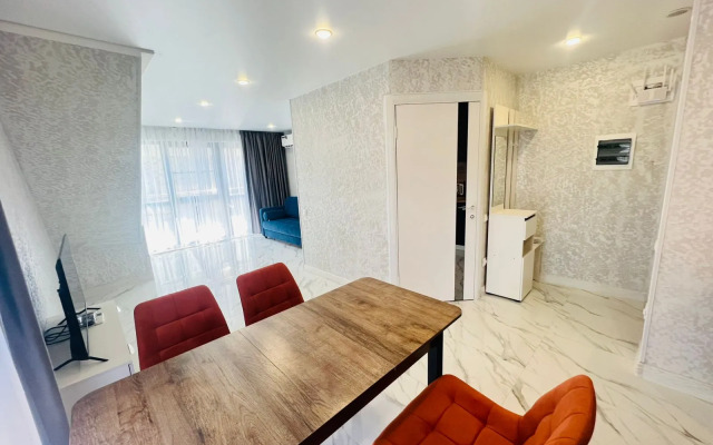 Dvukhurovnevaya tryokhkomnatnaya kvartira s basseynom na territorii Apartments