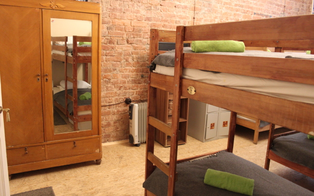 Old Flat Na Sovetskoy Hostel
