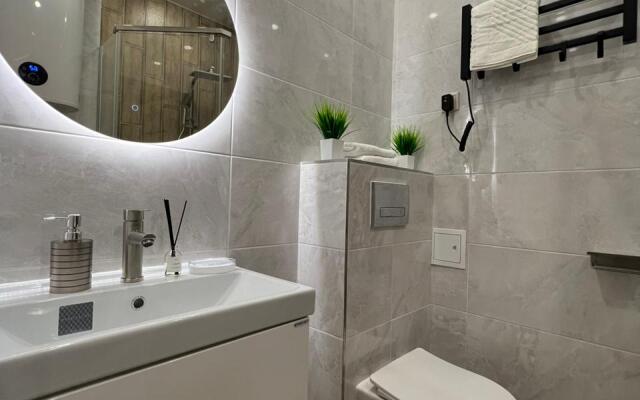 3 mestnye s balkonom i basseynom Apartments