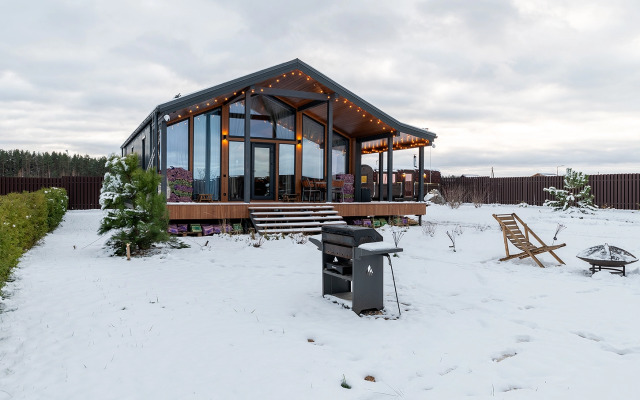 Частный дом с панорамными окнами с выходом на террасу и баней на дровах
